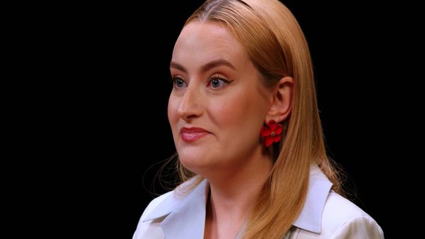 Hot Ones - Amelia Dimoldenberg Goes on a Date with Spicy Wings