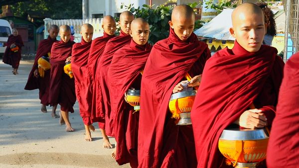 No Luggage - Shwedagon Pagoda