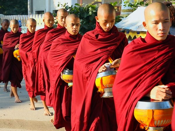 No Luggage - Shwedagon Pagoda