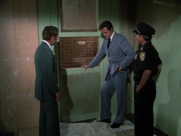 Hawaii Five-O (Original) - Target - A Cop