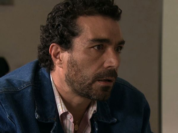 Están Entre Nosotros - Un rico pobre