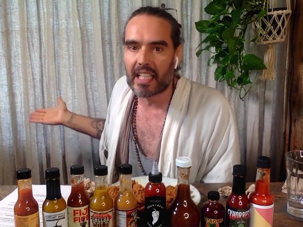 Hot Ones - Russell Brand Serenades Superfan Brett Baker While Eating Spicy Wings