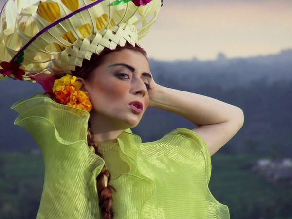 America's Next Top Model - The Girl Who Gets Kissed On An Elephant