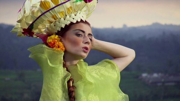 America's Next Top Model - The Girl Who Gets Kissed On An Elephant