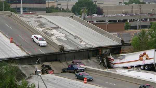 I Survived... - Virginia Tech Massacre / Minneapolis School Bus Crash