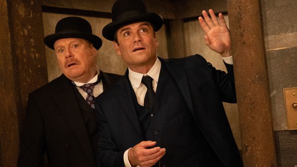 Murdoch Mysteries - Murdoch At The End Of The World