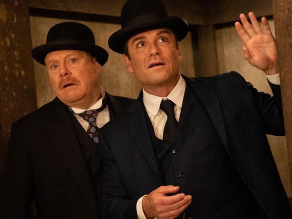 Murdoch Mysteries - Murdoch At The End Of The World