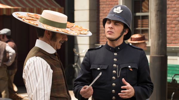 Murdoch Mysteries - Murdoch on the Corner