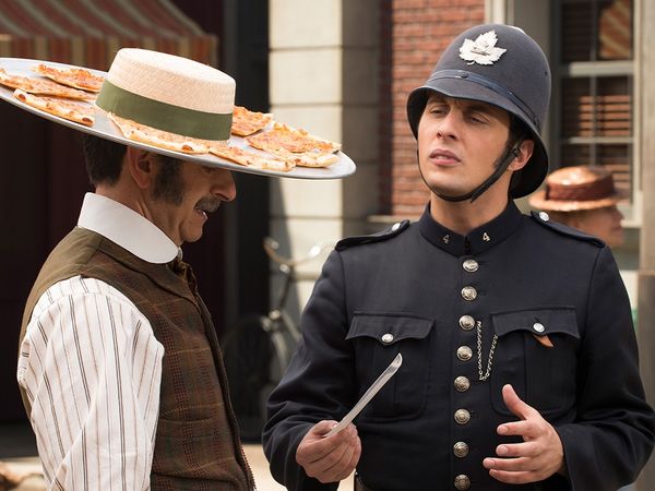 Murdoch Mysteries - Murdoch on the Corner