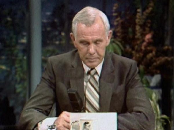 Johnny Carson - Hollywood Icons Of The '70s - Roger Moore (3/30/82)