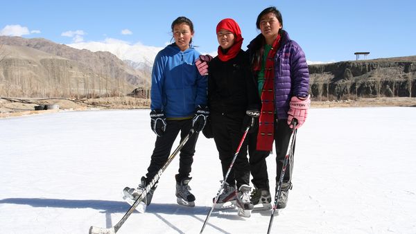 Geo-Reportage - Eishockey - Mädchentraum im Himalaya
