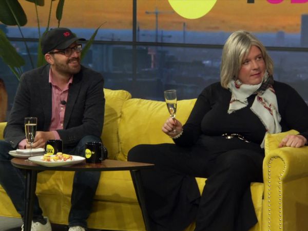 Den gule sofa med Allan Sindberg - Rasmus Bruun og Kirsten Birgit Schiøtz Kretz Hørsholm