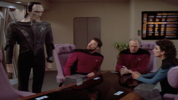 Star Trek: The Next Generation - Cadeia de Comando, Parte I