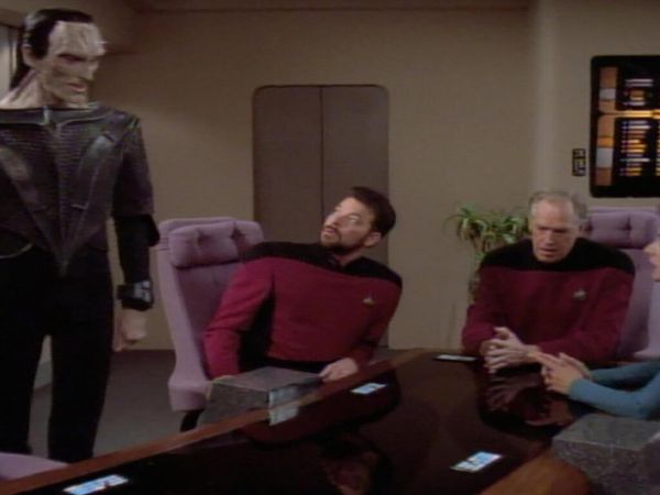 Star Trek: The Next Generation - Cadeia de Comando, Parte I