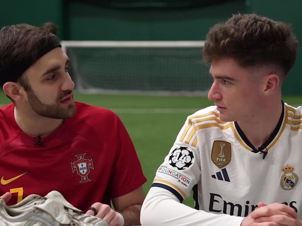 Futcrunch - I Tested Banned Football Products / FIFA Streamers Choose My Team