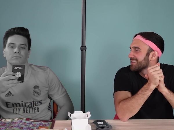 Futcrunch - I Completed the World Cup Album in 24 Hours / Opening Packs Until I Get Ronaldinho
