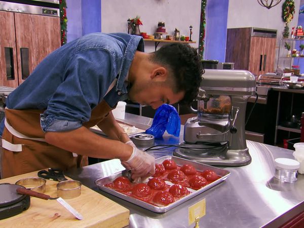 Holiday Baking Championship - Hosting the Holidays