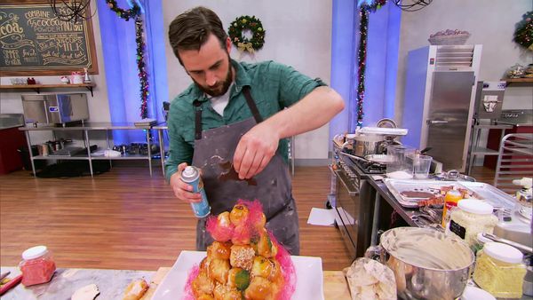 Holiday Baking Championship - Christmas Morning