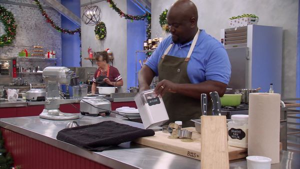 Holiday Baking Championship - Tradition! Tradition!