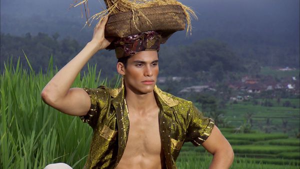 America's Next Top Model - The Girl Who Gets Kissed on an Elephant