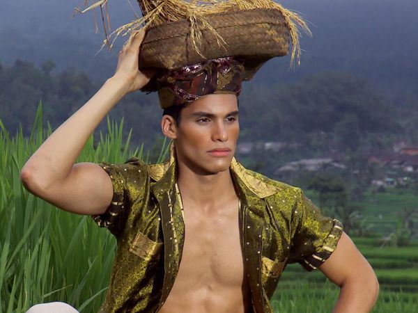 America's Next Top Model - The Girl Who Gets Kissed on an Elephant