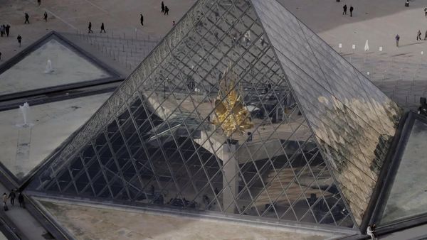 Iconic Landmarks - The Lourve: Building a Symbol