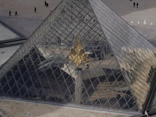 Iconic Landmarks - The Lourve: Building a Symbol