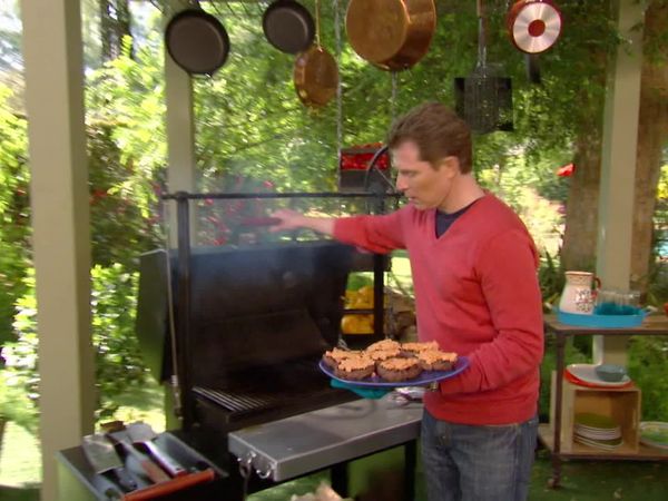Bobby Flay's Barbecue Addiction - New South: Barbecue and Beyond
