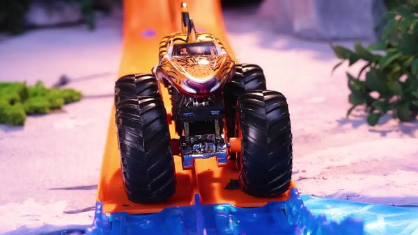 Hot Wheels Monster Truck Island - ÉCHAPPER AU MEGA WREX DÉVOREUR !