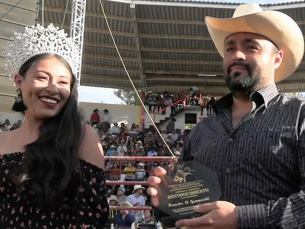 Ahí viene el toro - Rancho Los Amigos en Plaza Garibaldi Houston