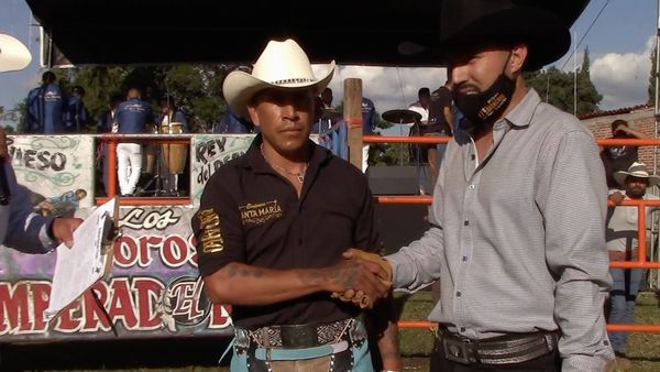 Ahí viene el toro - Toros Azteca en Sublimity, Oregon
