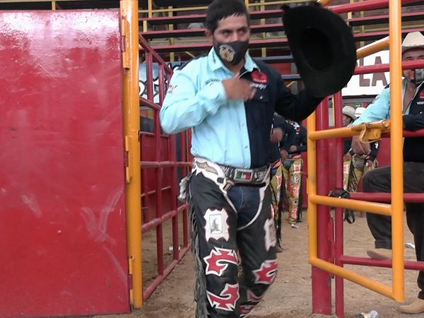Ahí viene el toro - Rancho La Candelaria en El Relicario