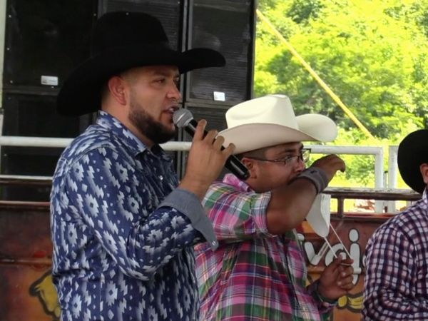 Ahí viene el toro - 20 Toros de Rancho Los Ilegales En El Relicario