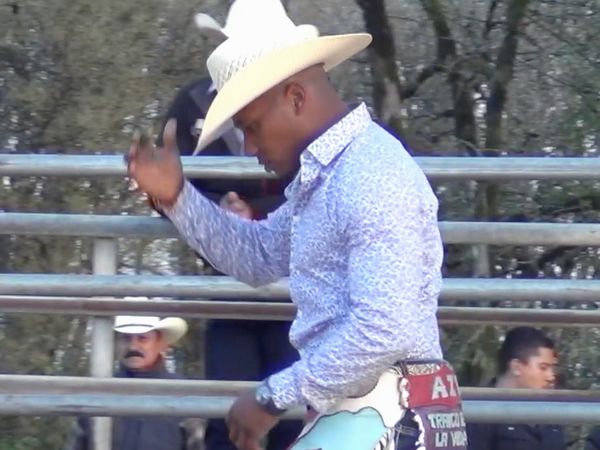 Ahí viene el toro - Jaripeo a beneficio de Roy Monroy en California