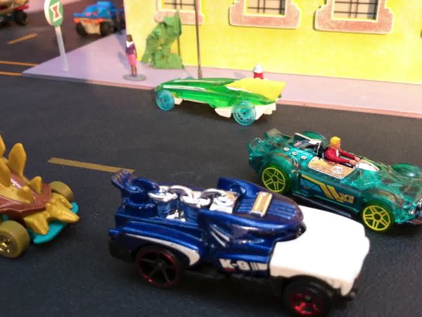 Hot Wheels City - Sophia sauve son double des attaques du scorpion et du requin géant Regarde cette aventure périlleuse à Hot Wheels City