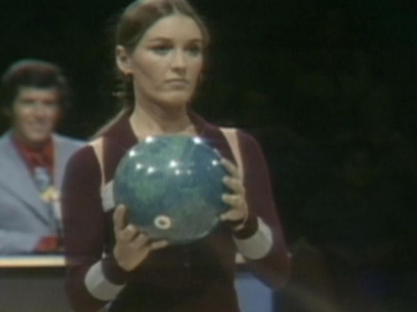 Celebrity Bowling - Episode 2