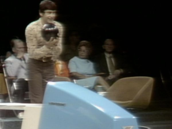 Celebrity Bowling - Episode 19