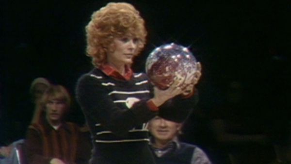 Celebrity Bowling - Episode 4