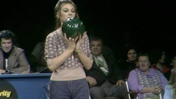 Celebrity Bowling - Episode 16