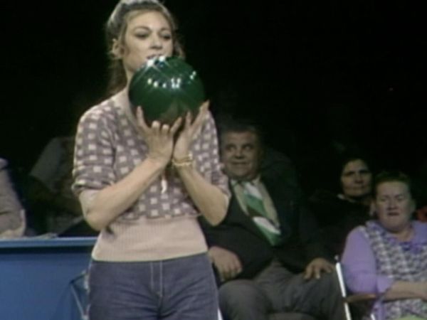 Celebrity Bowling - Episode 16