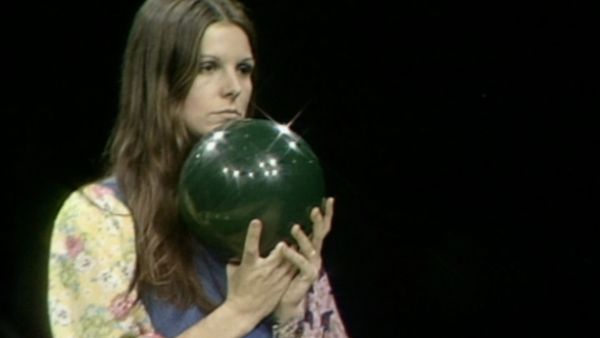 Celebrity Bowling - Episode 19