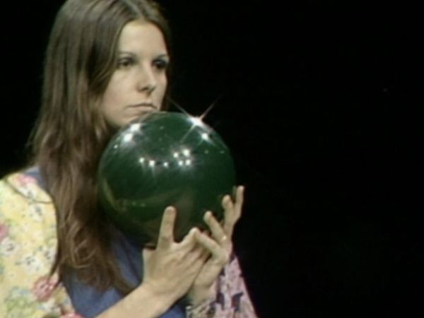 Celebrity Bowling - Episode 19
