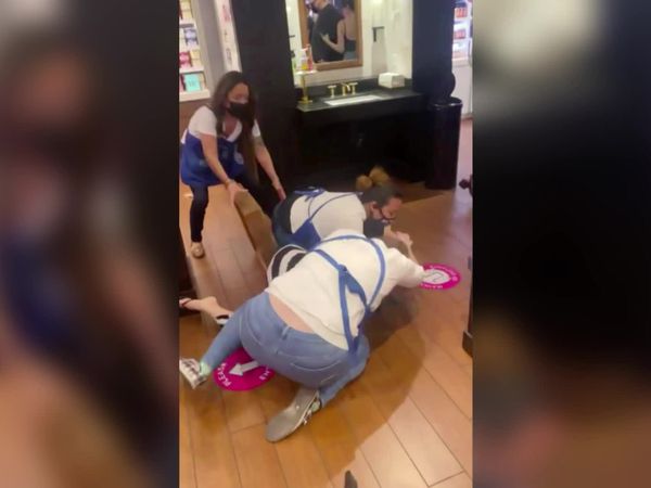 Customer Wars - Brawl at the Mall