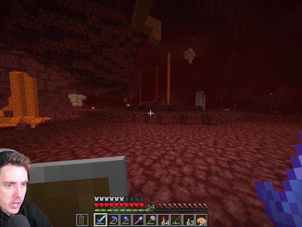 LazarBeam - I Found the Elytra in Minecraft / Unlimited Emeralds in Minecraft