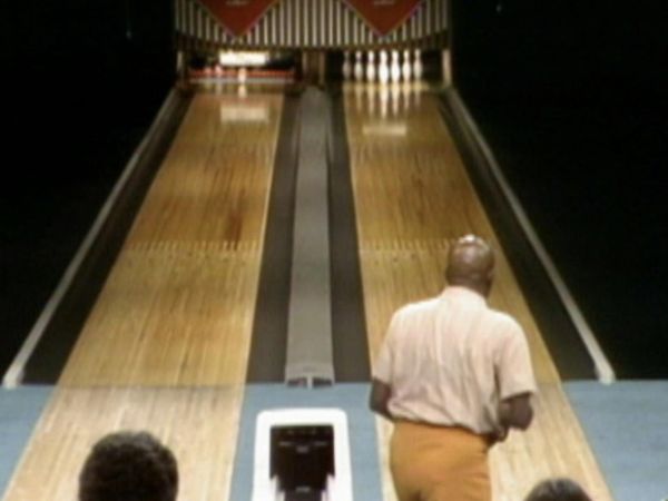 Celebrity Bowling - Episode 22