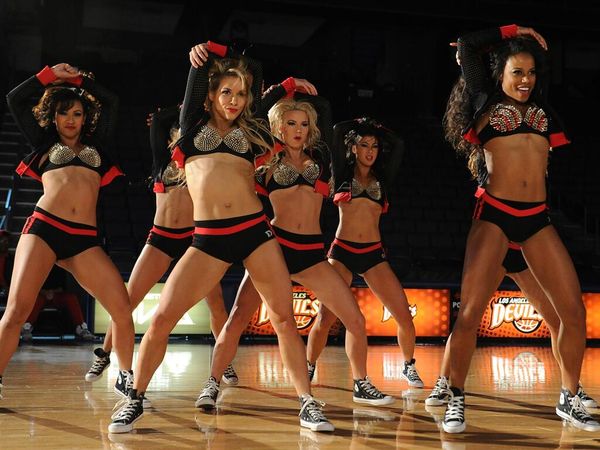 Hit the Floor - Behind The Back