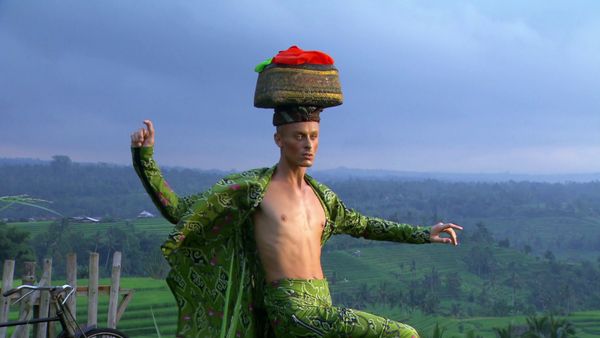 America's Next Top Model - La Chica A La Que Besan En Un Elefante
