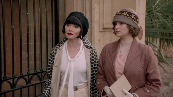 Los misteriosos asesinatos de Miss Fisher - Sangre en la rueda