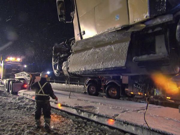 Heavy Rescue: 401 - Not the Best Spot to Be