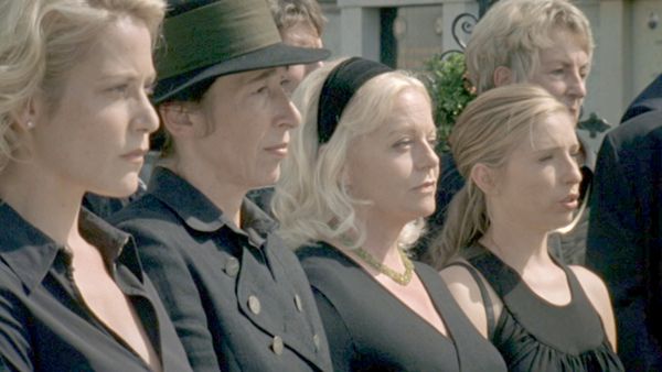 Vier Frauen und ein Todesfall - Zugeschüttet